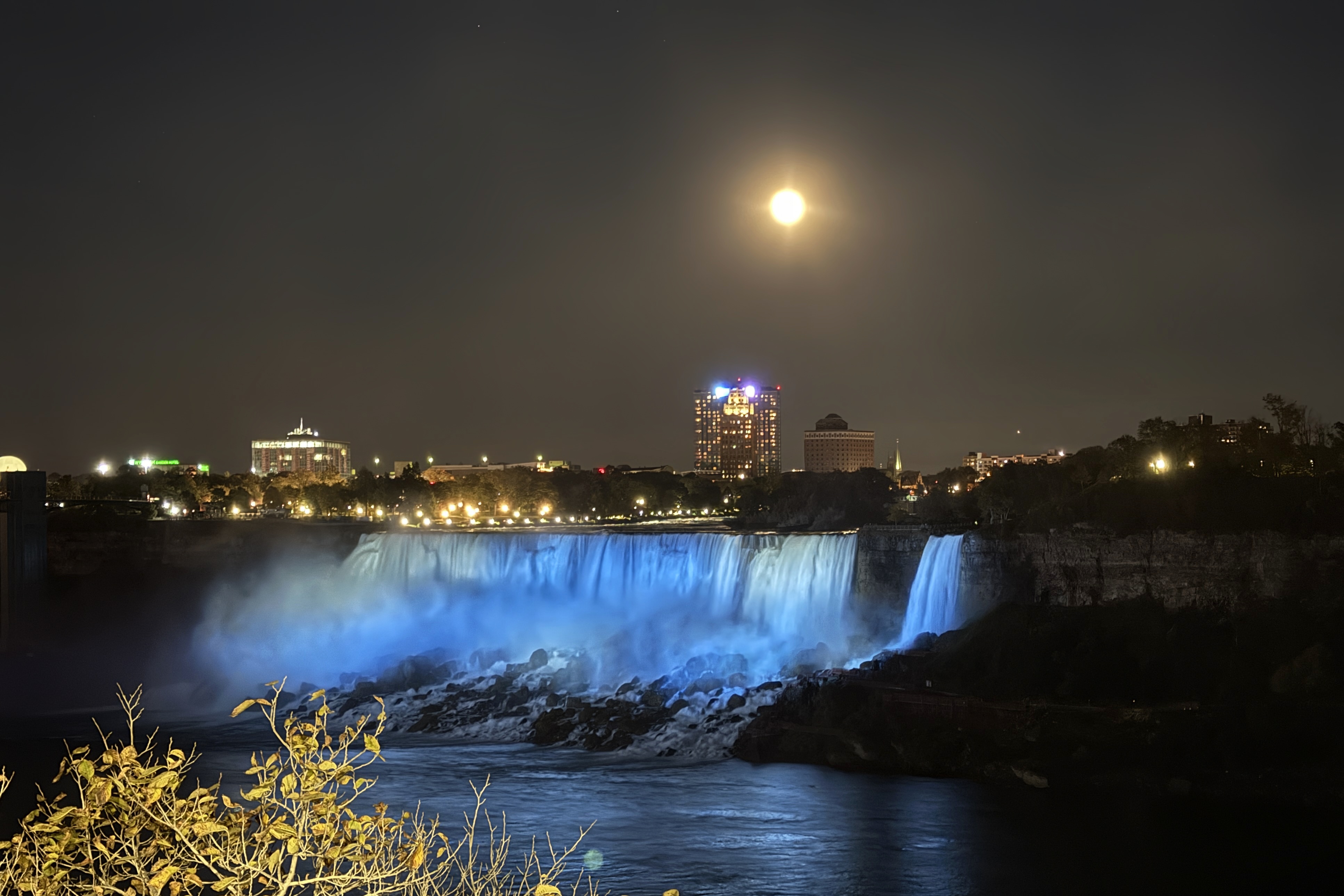 Chutes du Niagara illuminées de nuit